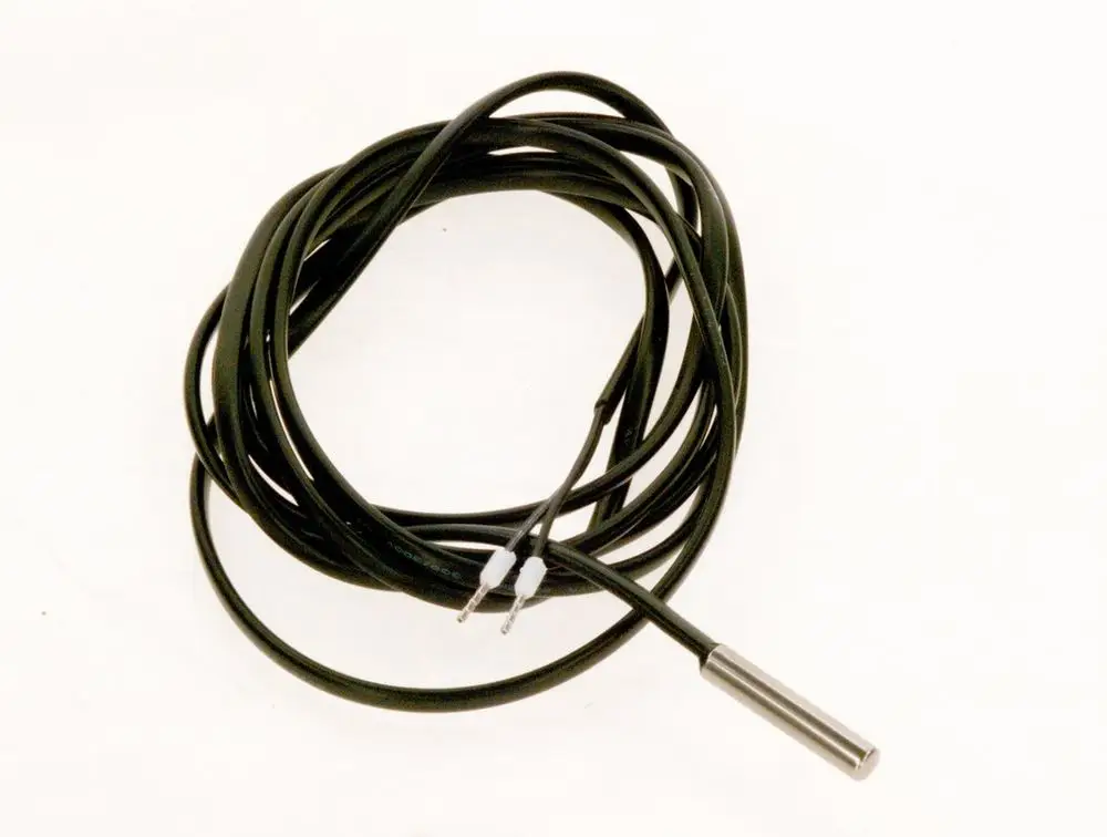 Temperaturfühler von Bosch mit einem langen Kabel, das in einer Spiralform angeordnet ist. Der Sensorkopf ist aus Metall und hat eine zylindrische Form.